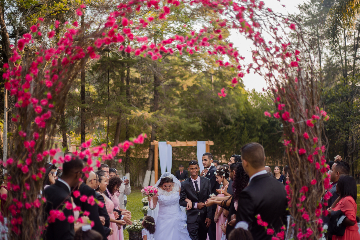 fotografia de casamento em mairiporã  saída dos noivos