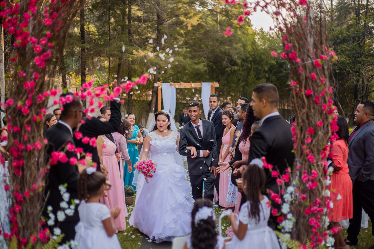 fotografia de casamento em mairiporã  saída dos noivos