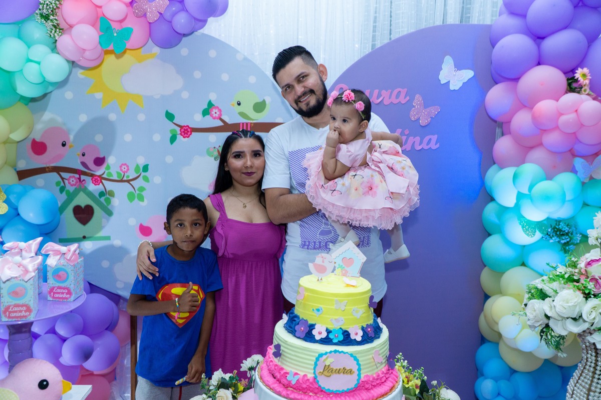 Comemoração do aniversário de 01 ano da Laura Valentina, reunindo a famílias e amigos para esse dia tão especial. 
