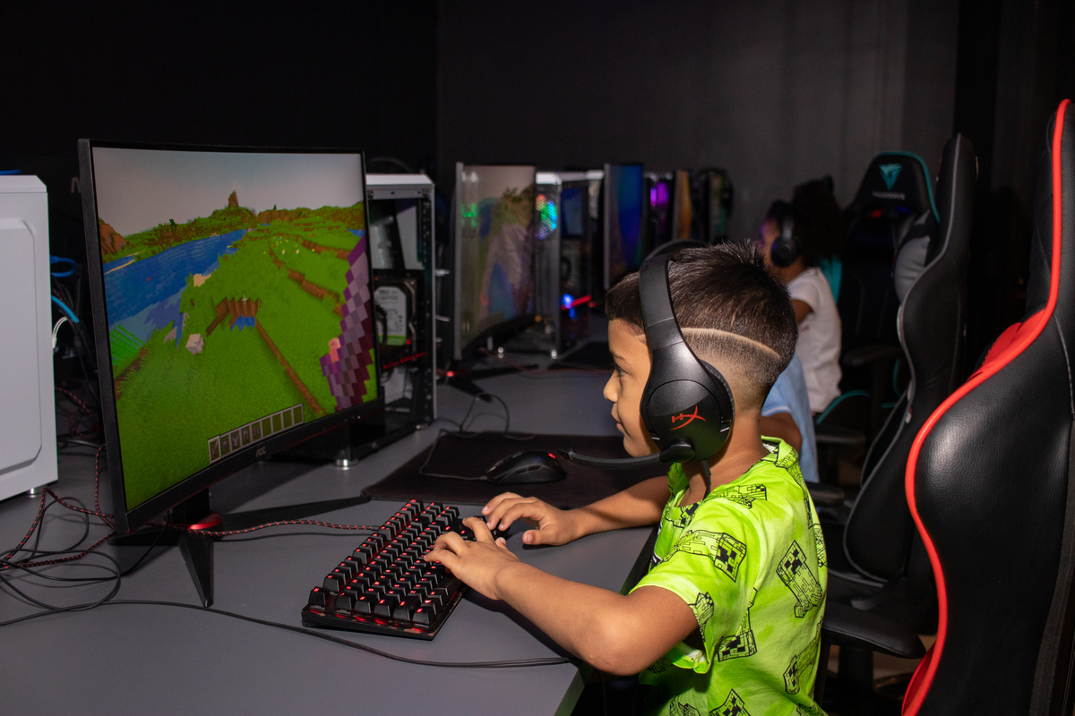 Aniversário 07 anos Yago Arena Royale Esports - Estúdio Composição 