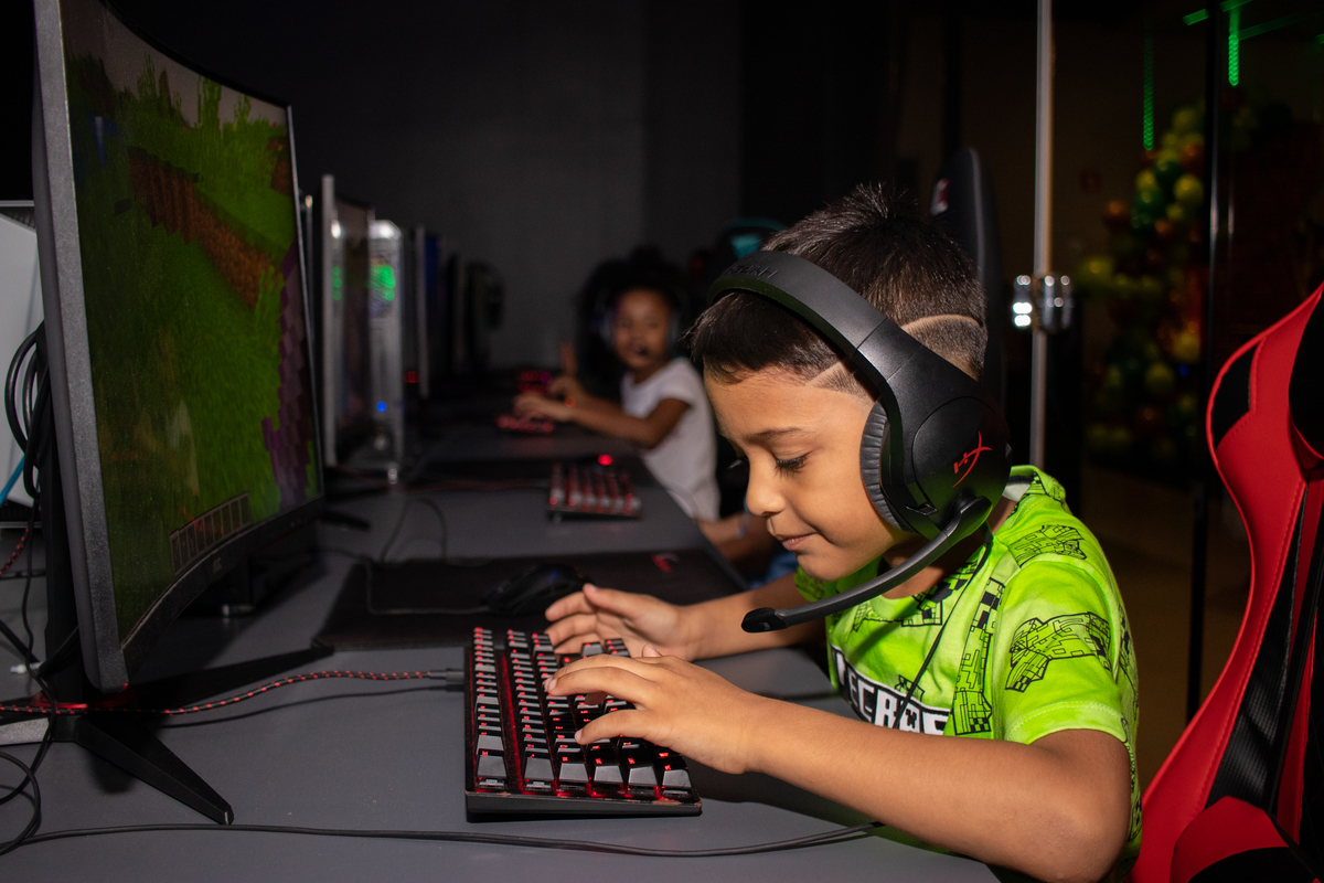 Aniversário 07 anos Yago Arena Royale Esports - Estúdio Composição 