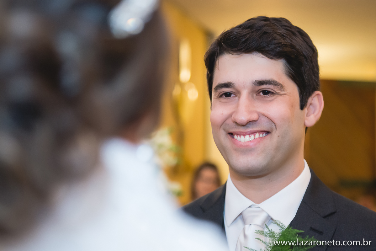 Sorrisão do noivo em casamento maravilhoso no Hotel Villa Verde em Avaré