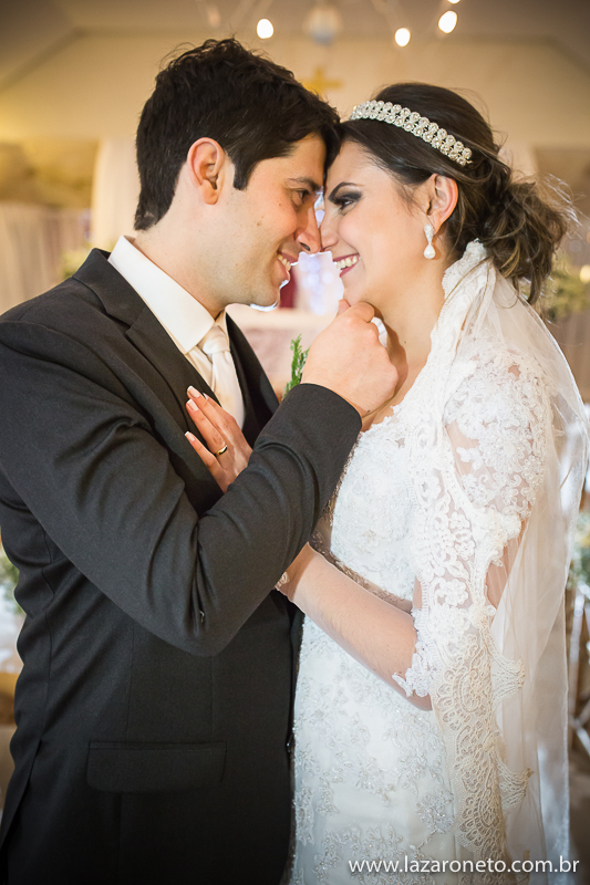 Noivos trocam olhares após casamento no Hotel Villa Verde em Avaré