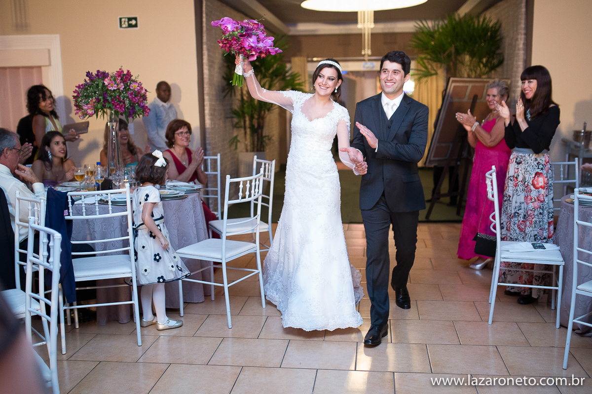 Entrada emocionante dos noivos no Salão de festa do Hotel Villa Verde em Avaré