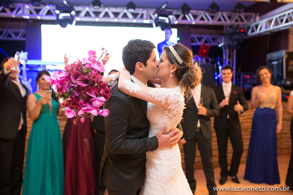 Beijo dos noivos no brinde no salão de festa no hotel villa verde na cidade de avaré