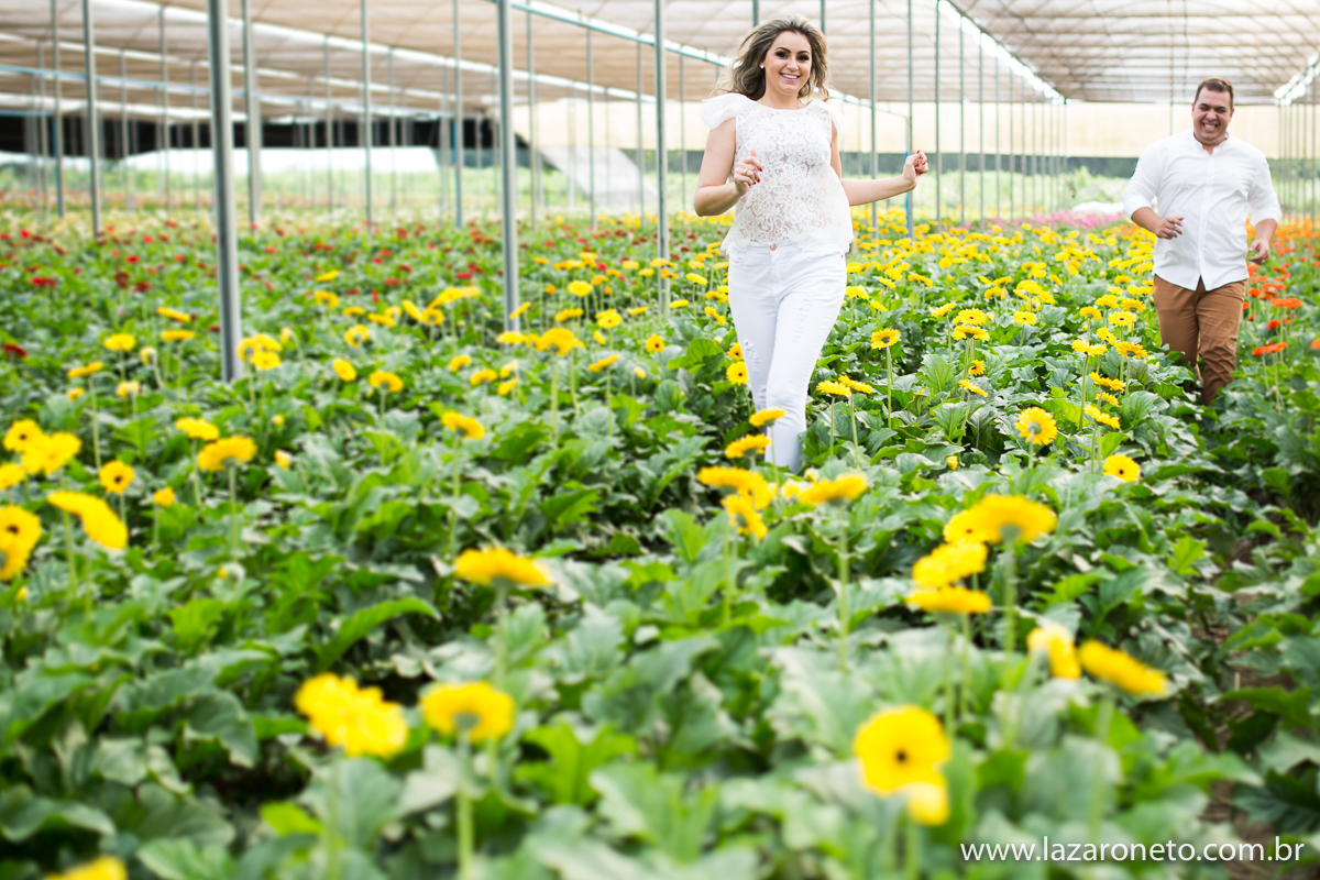 Casal apaixonada fazem ensaio de fotos em Holambra - SP para Casamento`