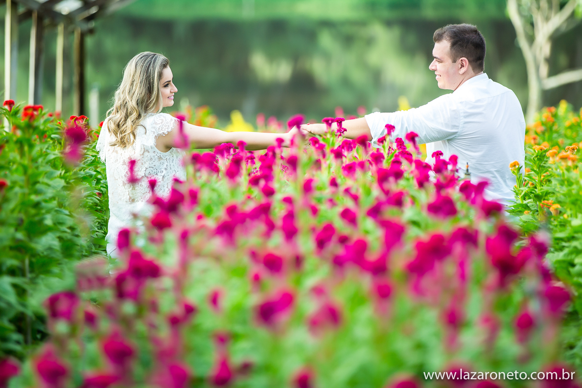 Noivos fotografam em meio as floresm em Holambra