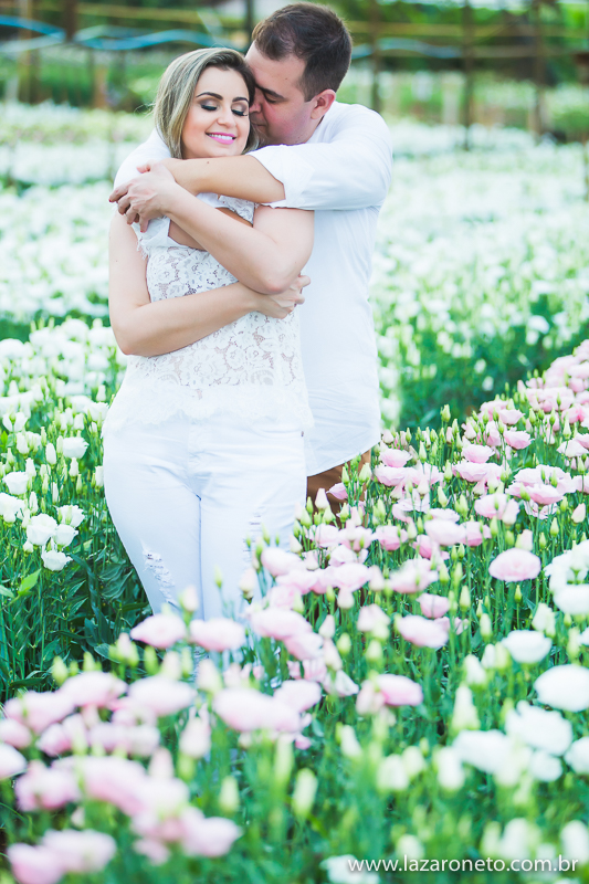 noivo abraça noiva em ensaio fotografico em Holambra - SP