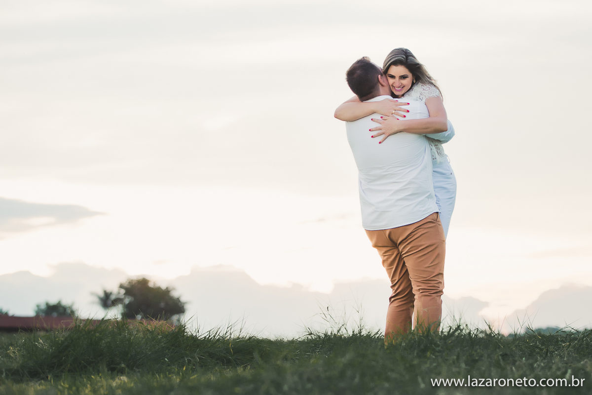 Noiva pula em ensaio fotografico em Holambra