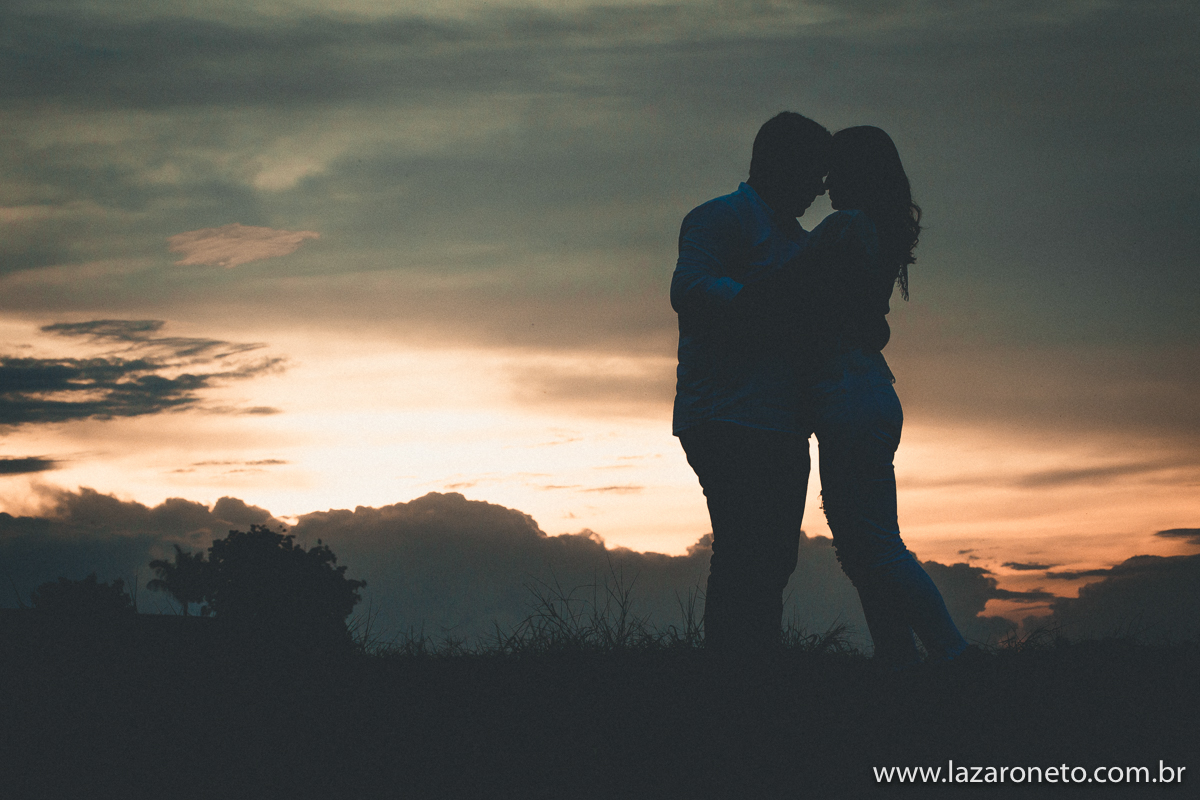 Silueta do casal em ensaio cotográfico em Holambvra - SP