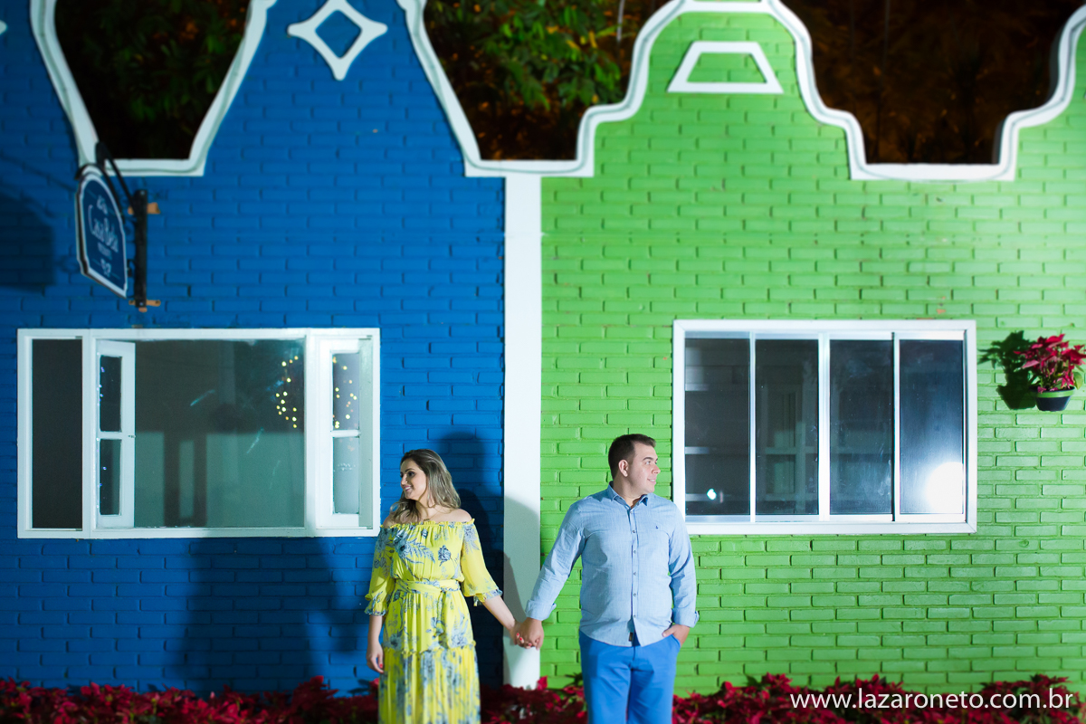 Casal fotografa super a vontade em ensaio fotográfico em Holambra