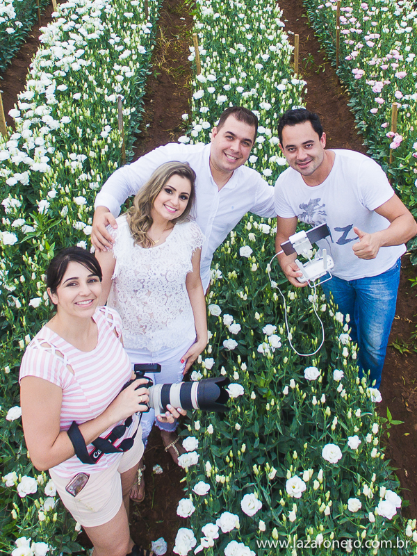 Fotografos adoram fotografar casal  em Holambra cidade das Flores para Casamento.