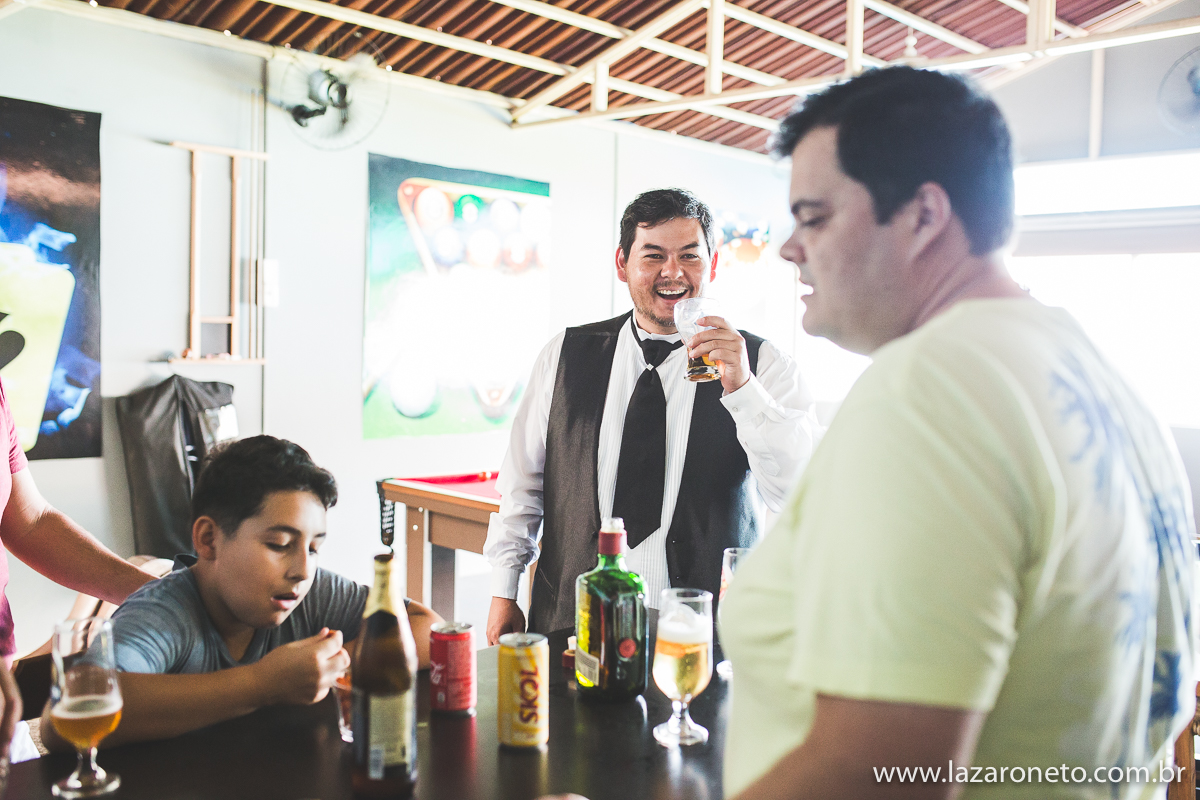 amigos comemoram antes do casamento na cidade de Botucatu - SP