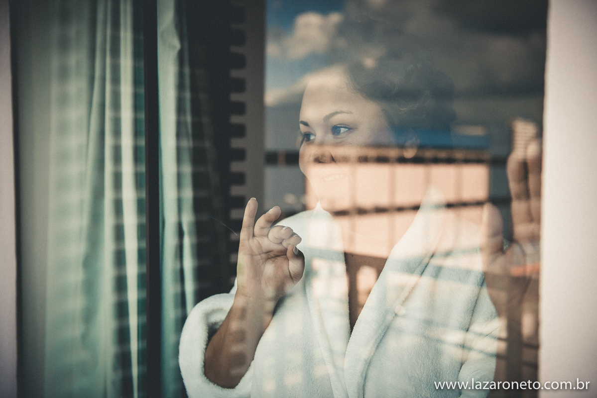 no dia do Casamento Noiva tira fotografia  em Barbearia em Botucatu