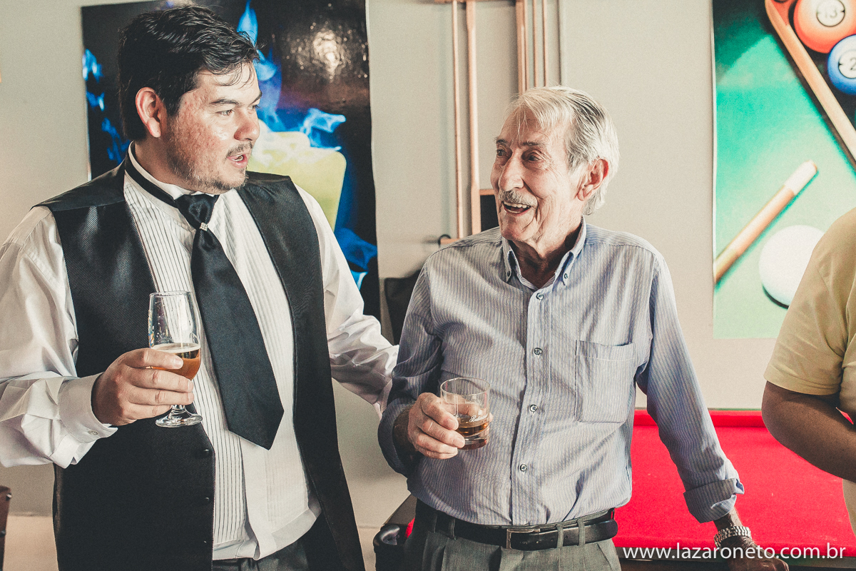 Pai e filho tiram fotos antes do casamento em Botucatu