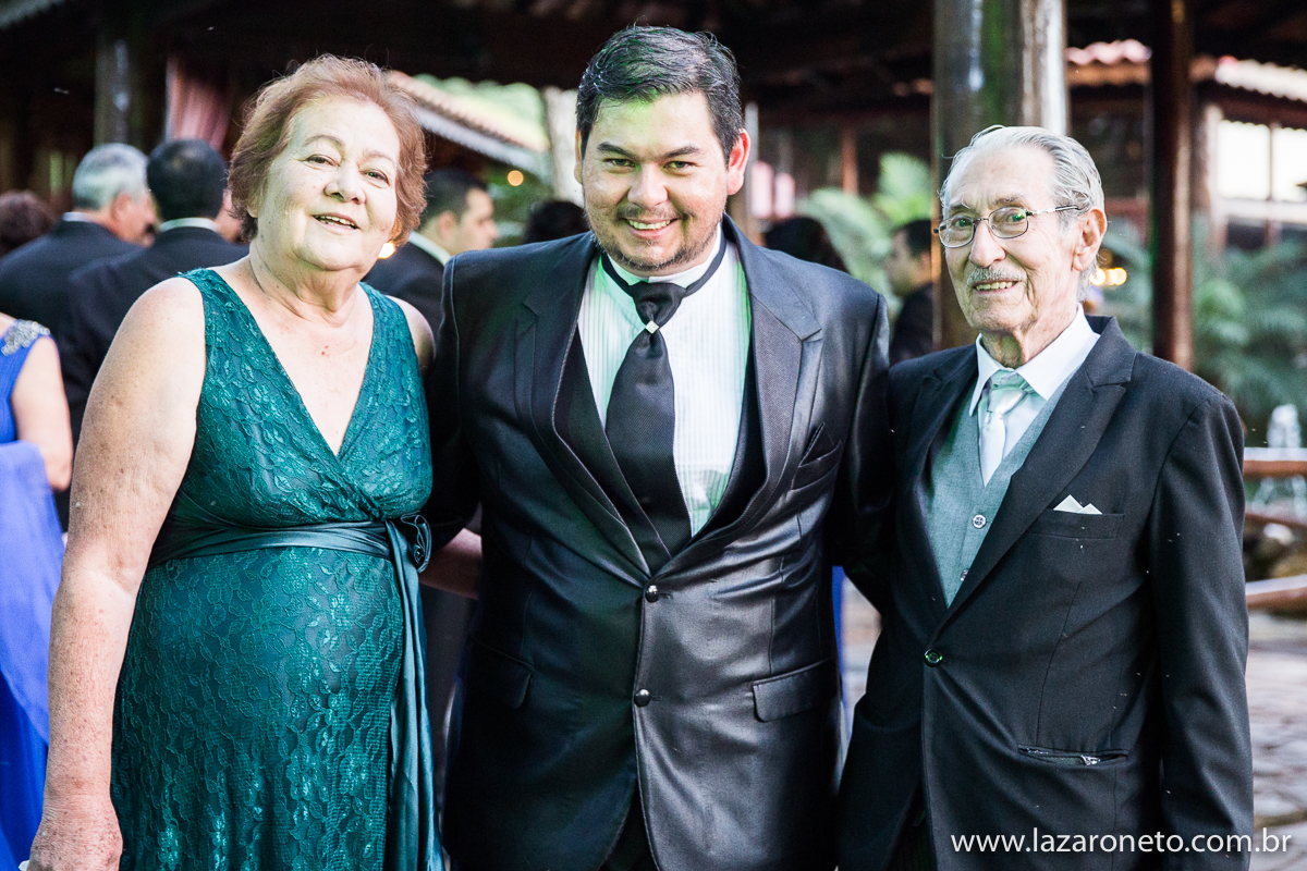 noivo tira foto com os pais antes do casamento