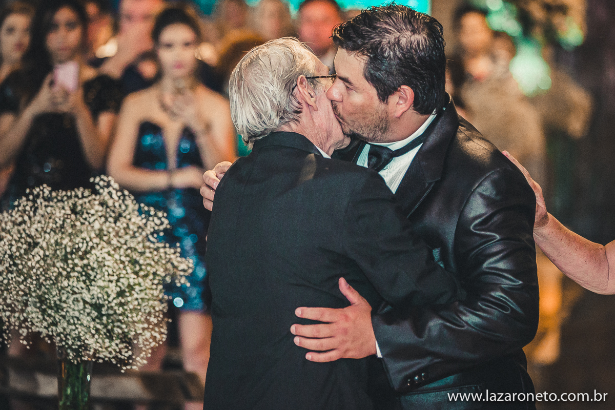 foto do pai beijando o filho de noivo