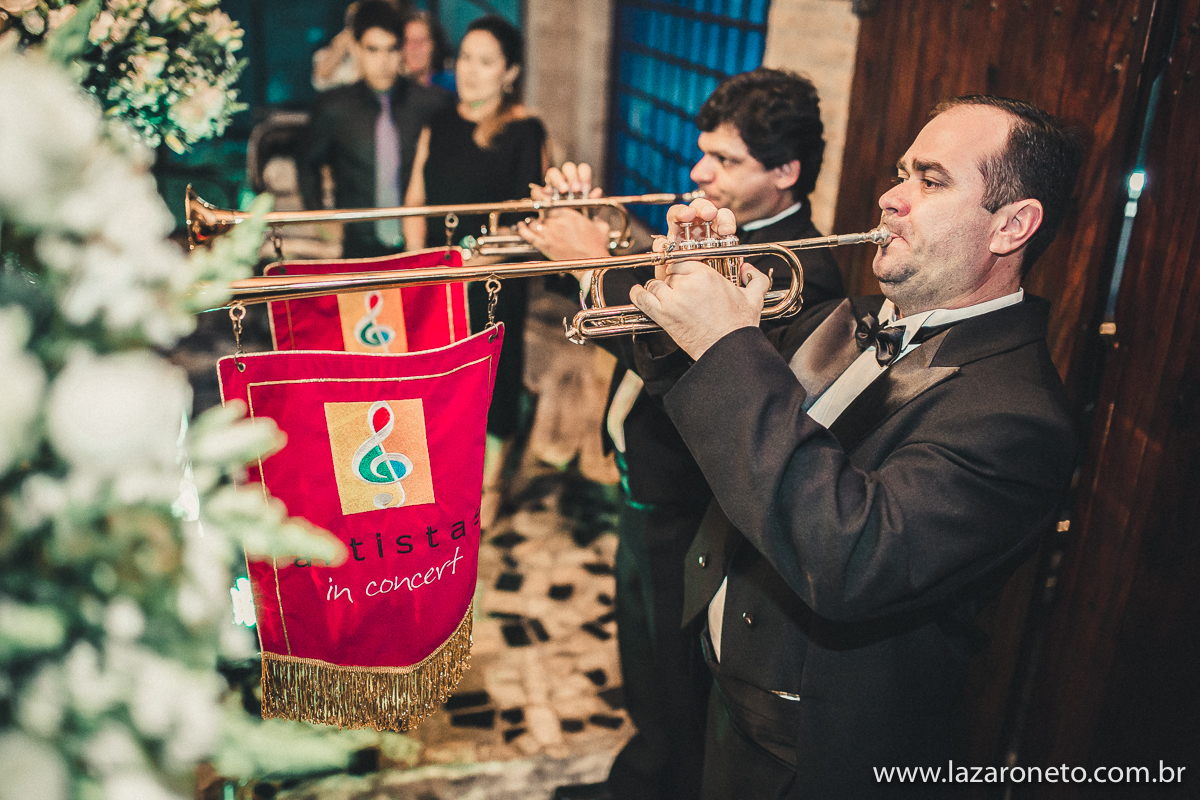 fotografia de trompetes em casamento em Botucatu
