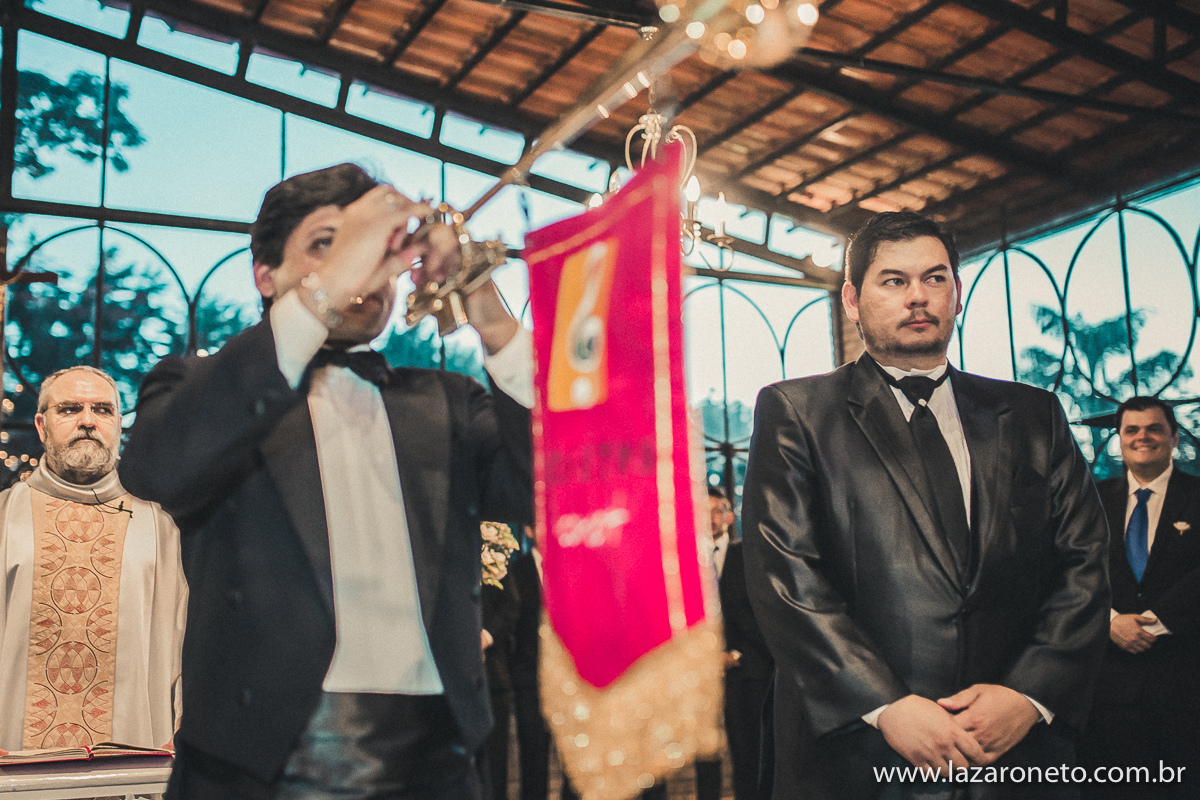 Trompetes anunciam a entrada da noiva ao ser fotografada em botucatu