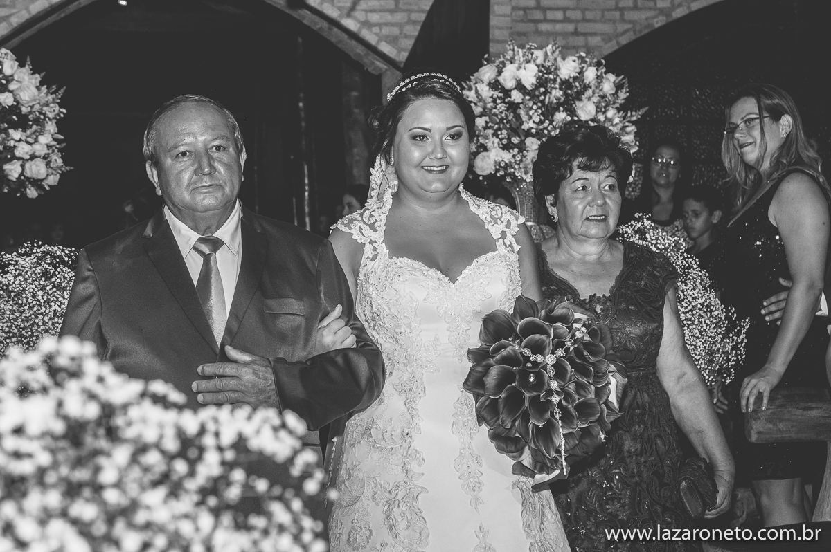 fotografia de noiva entrando com o pai e a mãe em Botucatu