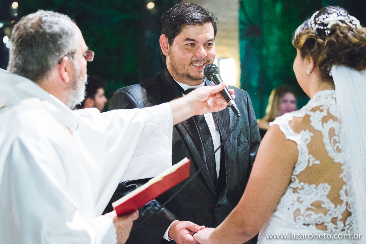 foto troca de olhares dos noivos em Botucatu