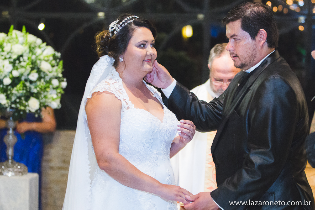 casamento novos trocam caricias no altar em botucatu- sp