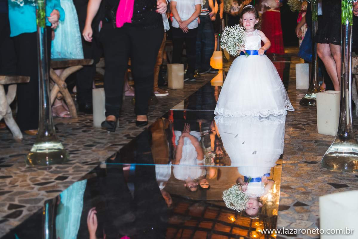 Noivinha é fotografada ao entrar em capela em Botucatu