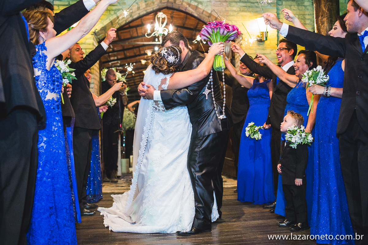 Casamento em Botucatu noivos se beijam na saida