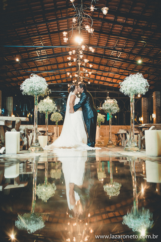 em casamento logo após os noivos fazem fotos de ensaio se bejando