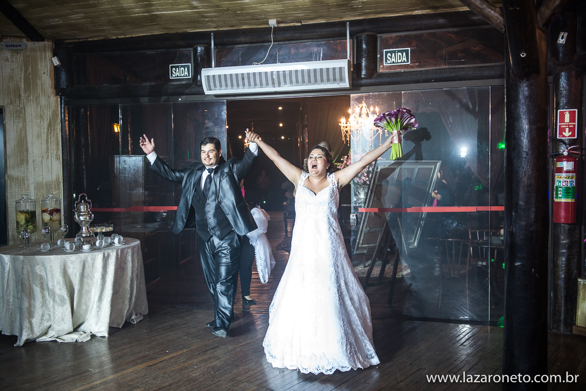 Em Botucatu São paulo noivos são fotografados entrando