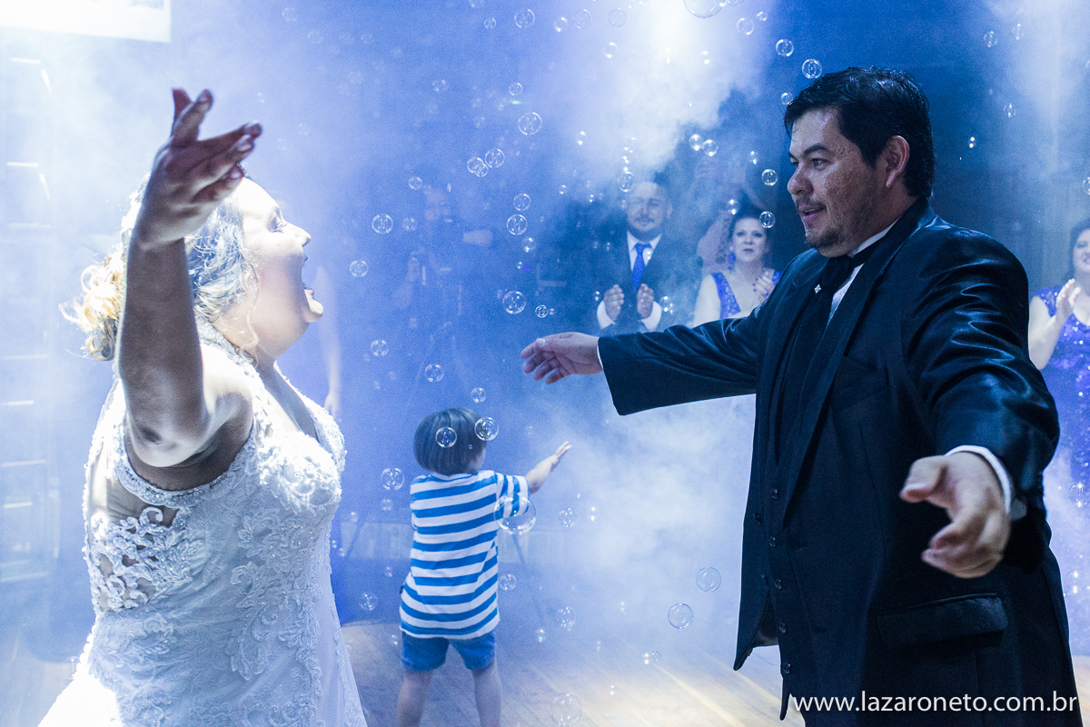Noivos dançando em Casamento em Botucatu - SP