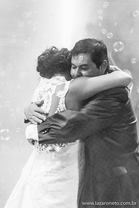 Na festa noivos se abraçam dançando e saem lindas fotos