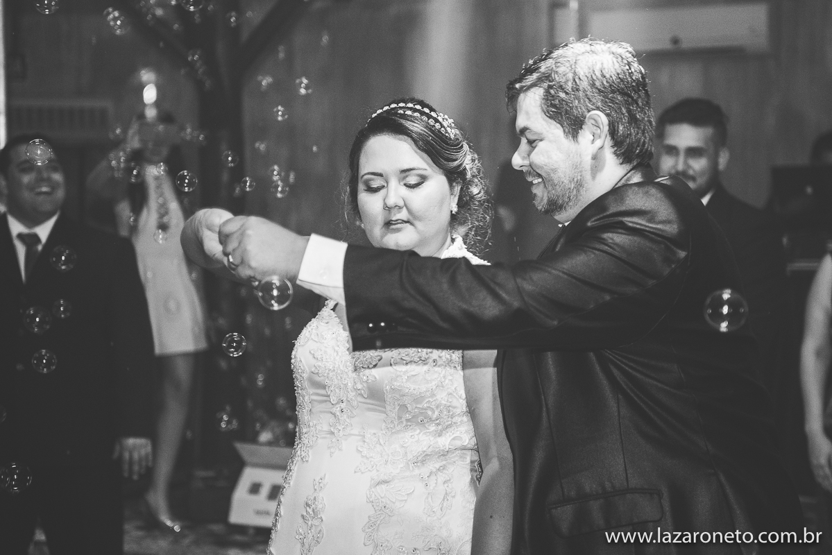 noivos fazem fotos dançando em Casamento