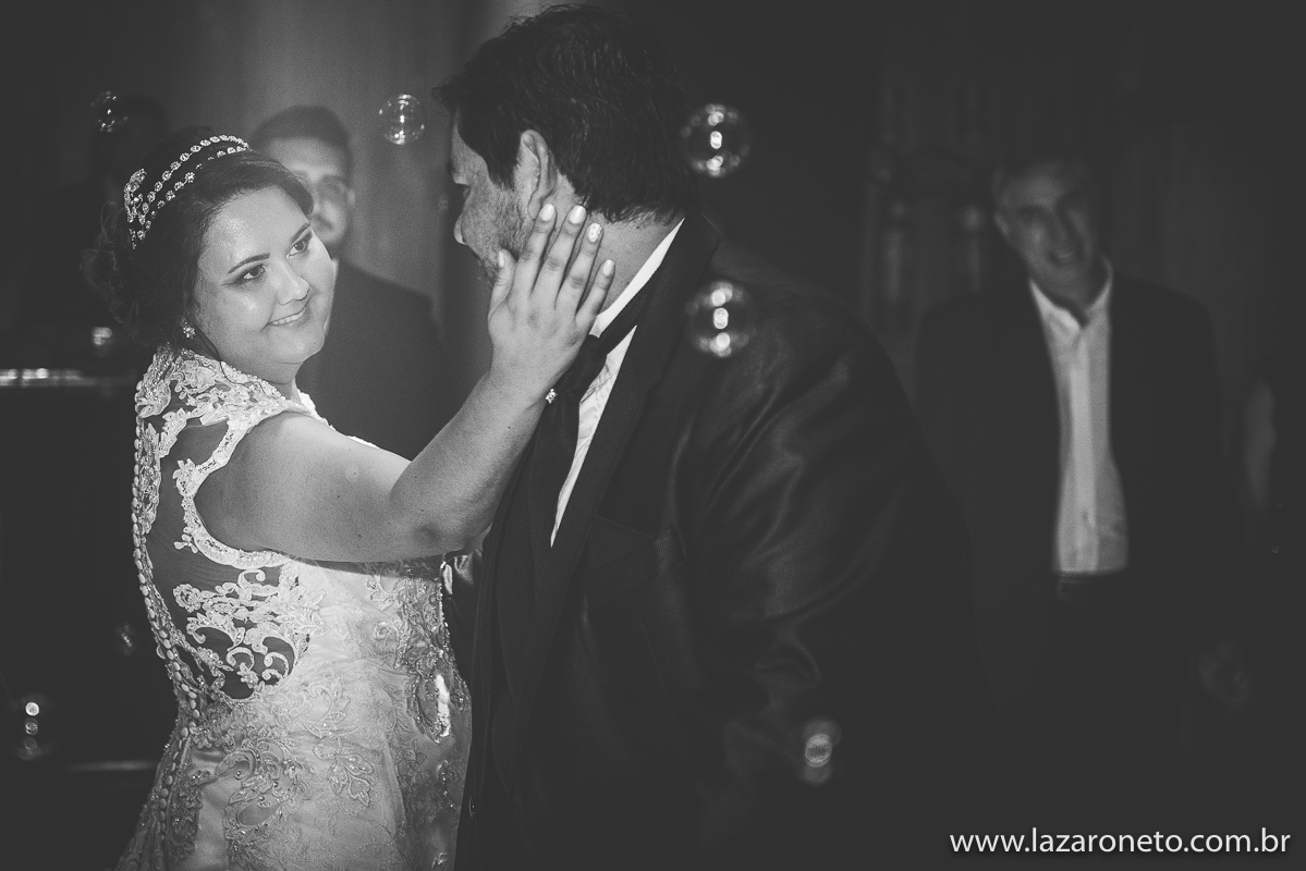 Noiva olha apaixonada para noivo em casamento em Botucatu