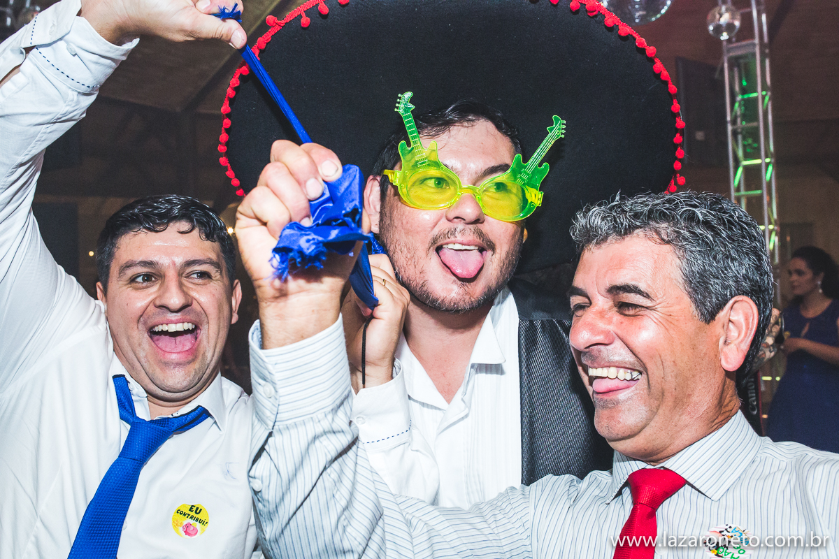 Gravata noivo arrecada bem com brincadeiras em Casamento em Botuactu