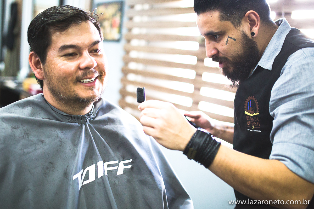 Noivo feliz da vida faz fotos em Barbearia em Botucatu