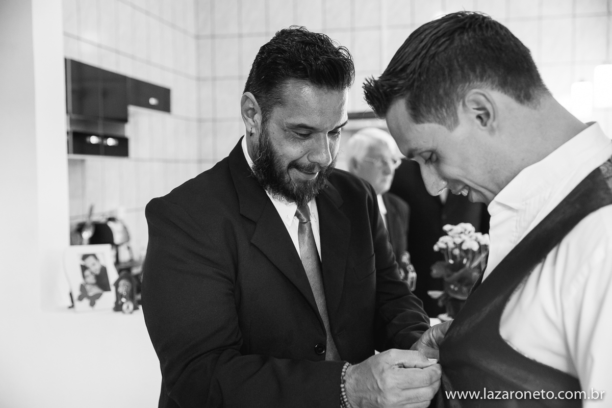 noivo se arrumando para casamento em Itatinga