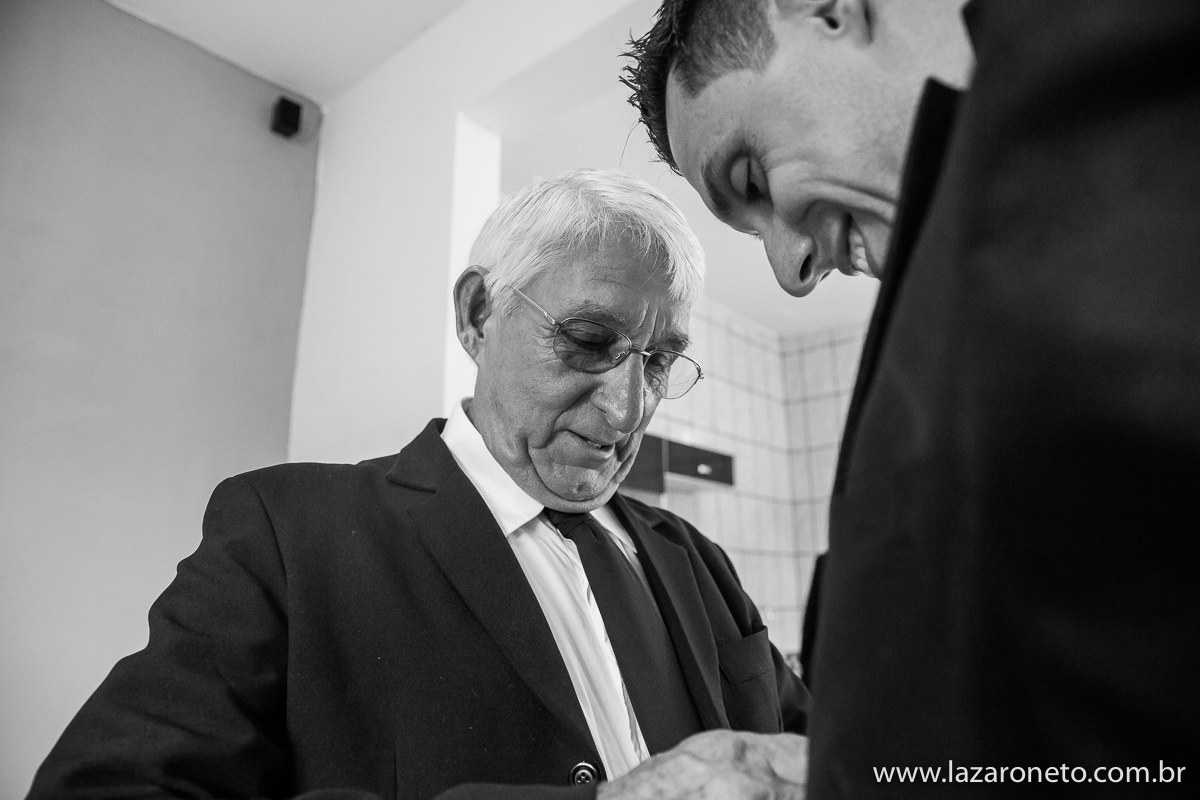 pai ajuda noivo a se arrumar em making off em itatinga