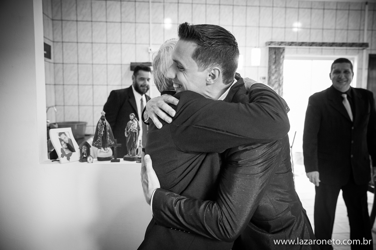 noivo emocionado em itatinga