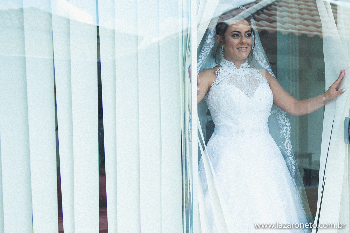 noiva feliz em making off em itatinga