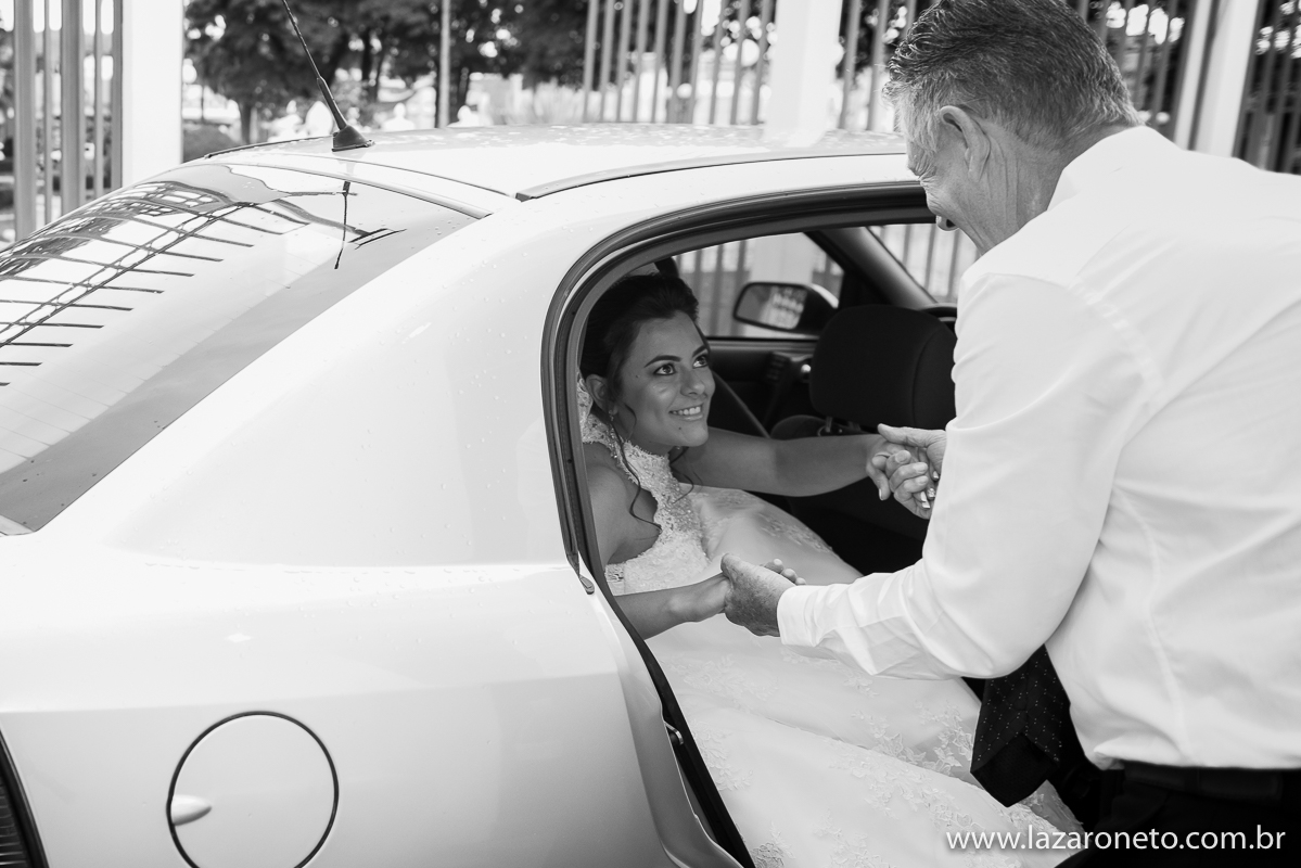 Pai ajuda noiva a sair do carro em Itatinga