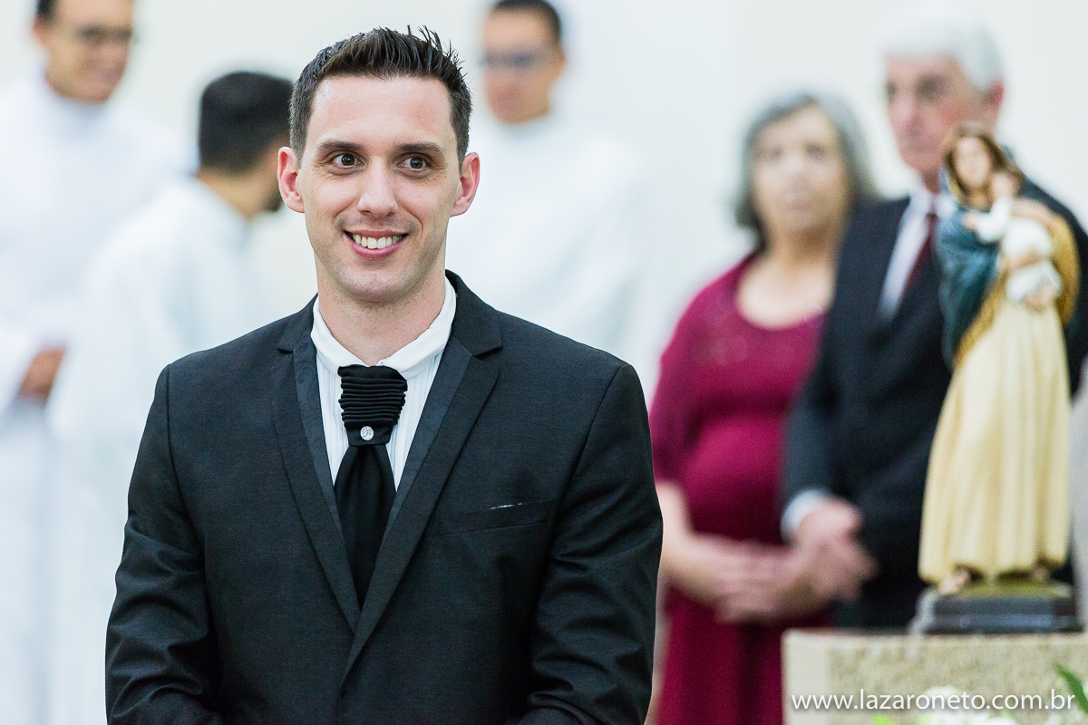 Noivo emocionado ao ver noiva em Itatinga