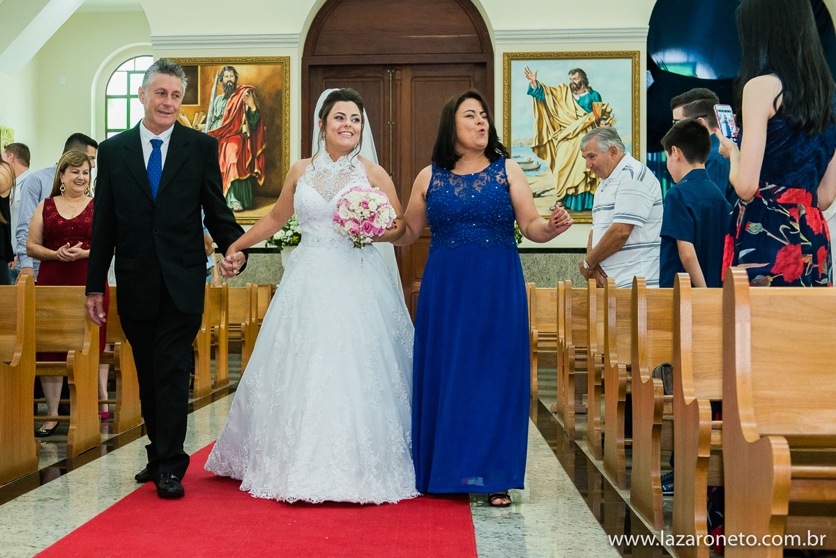 entrada da noiva emocionada em Itatinga