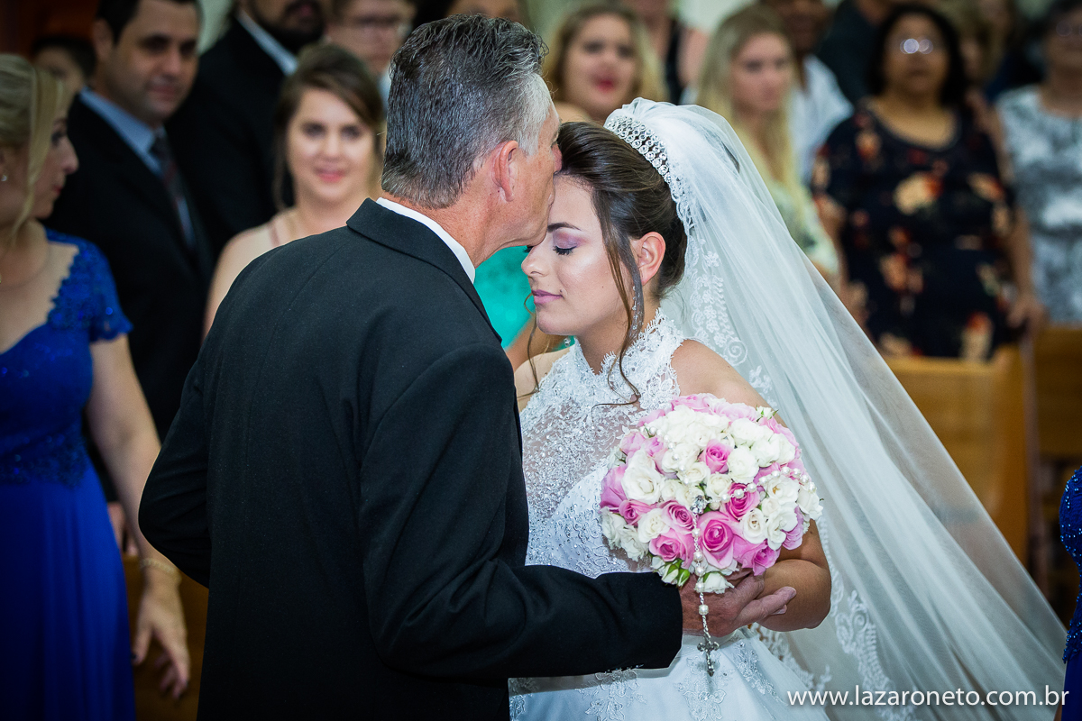 Pai beija testa da noiva em Itatinga