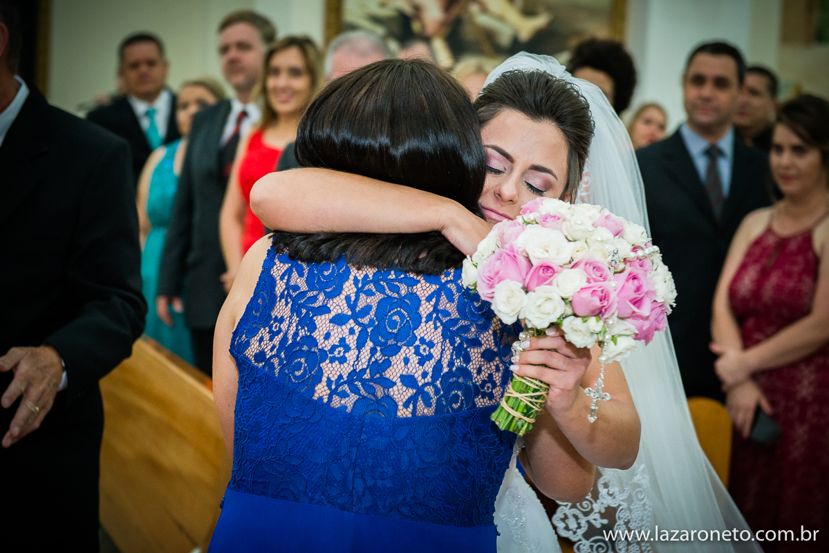 Noiva abraça a mãe em casamento na cidade de Itatinga