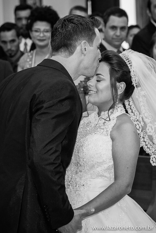 Noivo beija a testa da noiva na igreja matriz de Itatinga