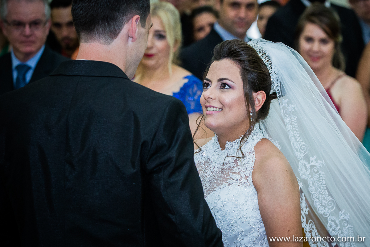 olhar da noiva em igreja matriz em Itatinga