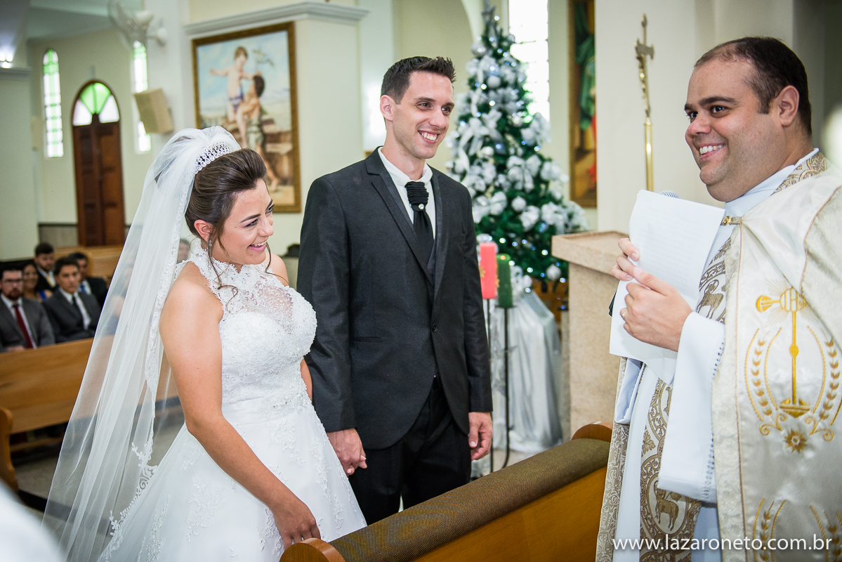 noivos com padre marcio em Itatinga