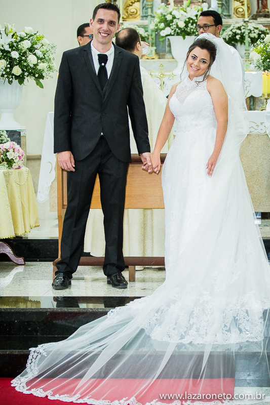 Noivos veem entrada de aliaça em Itatinga, perto de avaré