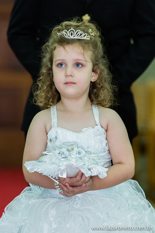 Noivinha leva aliança em igreja Matriz de itatinga próximo a Botucatu